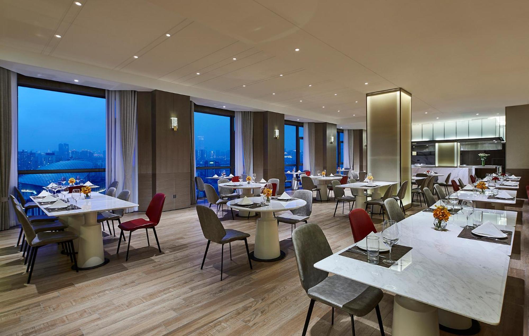 Holiday Inn Shanghai Huaxia By Ihg - Overlooking City Scenery At Sky View Restaurant Exterior foto