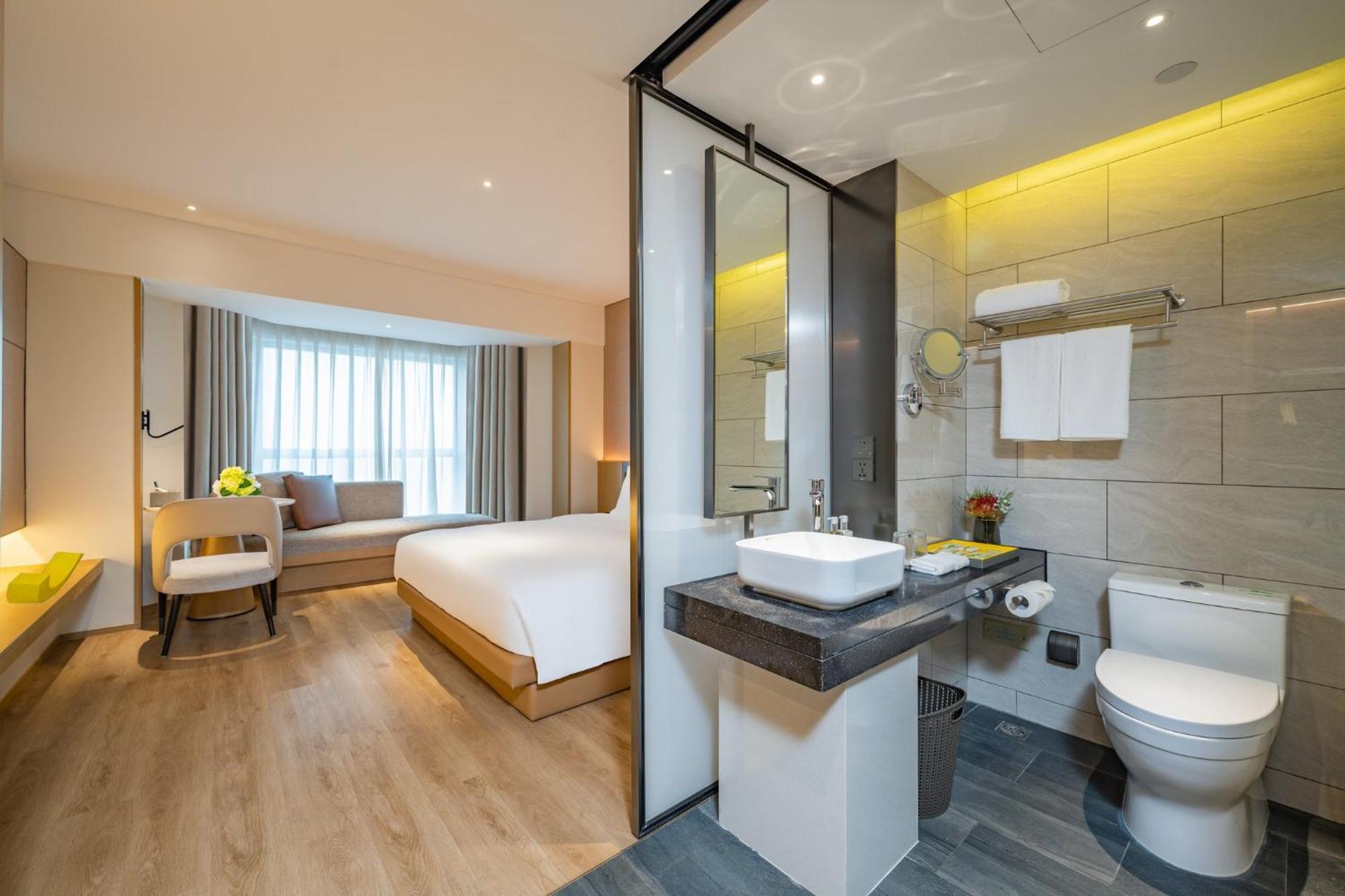 Holiday Inn Shanghai Huaxia By Ihg - Overlooking City Scenery At Sky View Restaurant Exterior foto